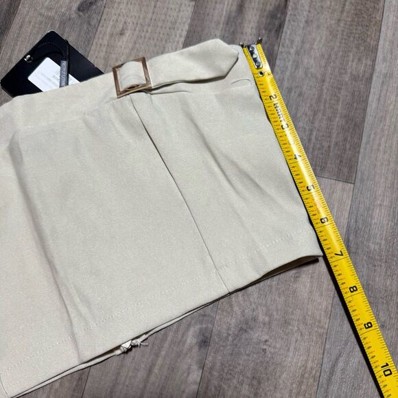 Pretty little thing Stone Stretch Woven Buckle Crop Top - Picture 7 of 8